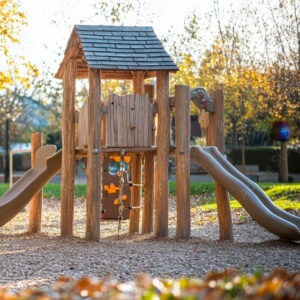 Spielplateau mit Satteldach